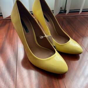 NIB Zara yellow patent pumps